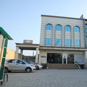 Aar Kay Inn & Suites