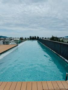 Patong rooftop Pool luxury Condo with Bathtub and sofa bed big balcony