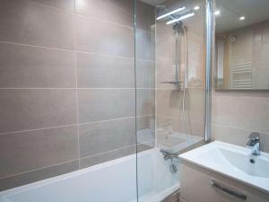 Val Thorens: Appart 28m², 4 pers, plein centre, balcon, ascenseur - FR-1-637-21