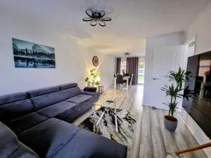 Modern And Spacious 3 Bedroom Family House with Workspace - 科尔切斯特