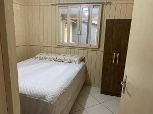 Casa completa a 90m da praia em Governador Celso Ramos