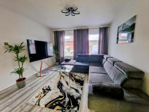 Modern And Spacious 3 Bedroom Family House with Workspace