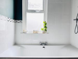 Lovey 6 Bed House Uplands Swansea - Perfect for Families and Contractors