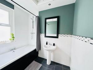 Lovey 6 Bed House Uplands Swansea - Perfect for Families and Contractors