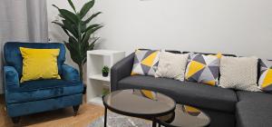 Glebe House - 2 Bedroom Luxury House that sleeps 6, with Free Private Parking, Easy Access to City Centre, and Near the Motorway