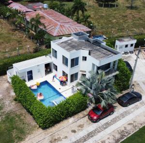 PRECIOSA CASA con Piscina, Jacuzzi y BBQ en Girardot