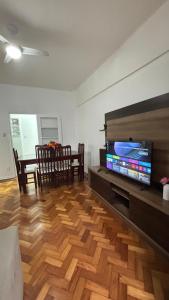 Amplo com 2 Quartos a 2 minutos da Praia DF242-901