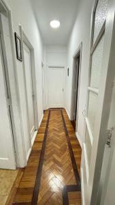 Amplo com 2 Quartos a 2 minutos da Praia DF242-901