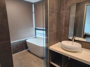 Astoria 4r3b 5minsklcc bathtub waterfilter newcondo bigbalcony