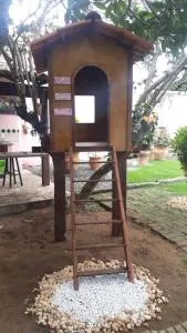 Car in the garage and everything on foot. - Búzios