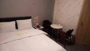 Phòng Deluxe Giường Đôi Có Bồn Tắm (Deluxe Double Room with Bath)