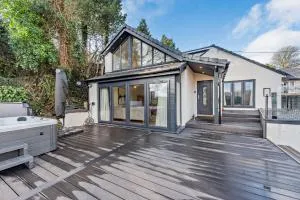 The Tides - 彭布罗克郡