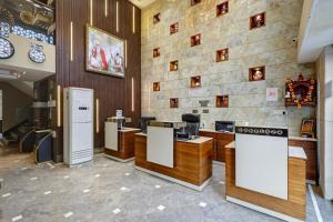 Oak Plaza With Luxurious Restaurant & Parking - Near Connaught Place