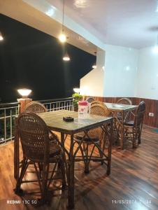 Hotel Antarctica &Pine n Dine blues cafe