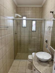 Casa com piscina e área de churrasco