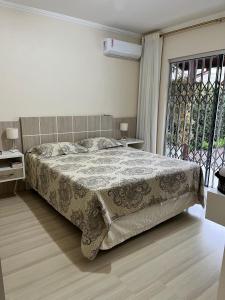 Casa com piscina e área de churrasco