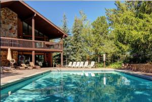Pinetree Retreat - Hot Tub, Heated Pool & Sauna - 6 Min Walk to Lift & Dining