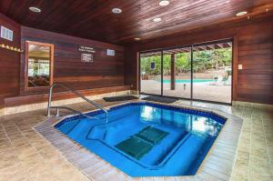 Pinetree Retreat - Hot Tub, Heated Pool & Sauna - 6 Min Walk to Lift & Dining