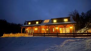 Gościejówka na skraju lasu