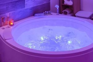 Cocon des Merveilles - balnéo ronde avec cascade