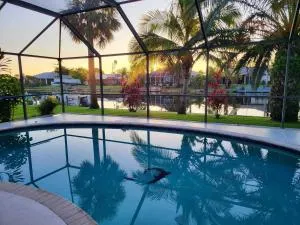Cape Coral, Pool Home, On Fresh Water Canal, Fishing, Free Wi-fi & Game Room - Waterway Estates