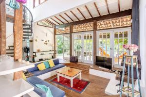 Casa dos Pássaros na areia a 20m da Praia da Baleia com 3 suítes e 1 dorm com ar condicionado, wifi, smart tv, cozinha completa e churrasqueira