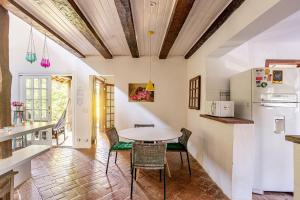 Casa dos Pássaros na areia a 20m da Praia da Baleia com 3 suítes e 1 dorm com ar condicionado, wifi, smart tv, cozinha completa e churrasqueira