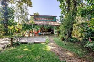 Casa dos Pássaros na areia a 20m da Praia da Baleia com 3 suítes e 1 dorm com ar condicionado, wifi, smart tv, cozinha completa e churrasqueira