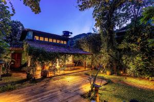 Casa dos Pássaros na areia a 20m da Praia da Baleia com 3 suítes e 1 dorm com ar condicionado, wifi, smart tv, cozinha completa e churrasqueira