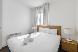Modern Nomads South Yarra Gem 2BR with Carpark near Station