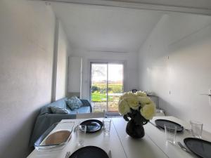 Maisons de vacances Maison renovee pres de la mer avec 2 piscines, parking et animaux acceptes - FR-1-364-174 : photos des chambres