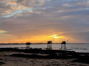 Maisons de vacances Maison renovee pres de la mer avec 2 piscines, parking et animaux acceptes - FR-1-364-174 : photos des chambres