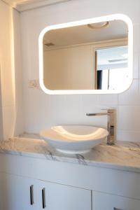 New! Beachfront Bliss 2 bed 2 bath Stunning Ocean views