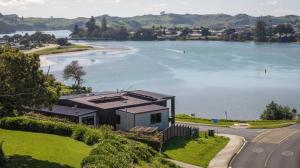 The Waters Edge, Raglan