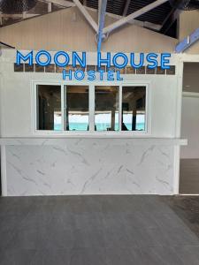 Moon house Beach Hostel