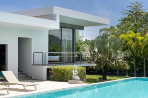 Luxurious 5BR Villa Mayacol with 17m Long Pool, NaiHarn