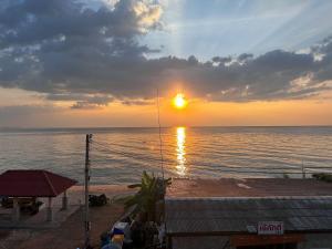 Beachfront 3BR with sunset view & Rooftop pool