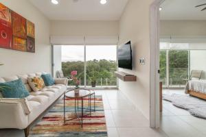 Stylish 2 BR Condo with Balcony, Rooftop Pool, HotTub