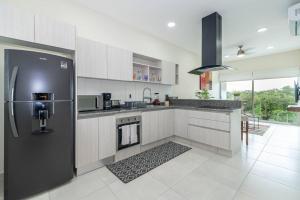 Stylish 2 BR Condo with Balcony, Rooftop Pool, HotTub