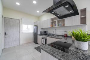 Stylish 2 BR Condo with Balcony, Rooftop Pool, HotTub