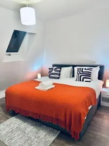 Luxury 5 Bedroom Holiday Home, Canterbury, with Hot Tub and Pool Table & Table Tennis - Chartham