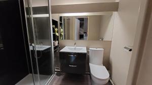 T2, jardin, véranda chambre, climatisation, parking privatif, proche à pied centre, plage, gare, pour 3 adultes ou 2 adultes avec 2 enfants