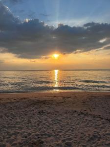 Beachfront 3BR with sunset view & Rooftop pool