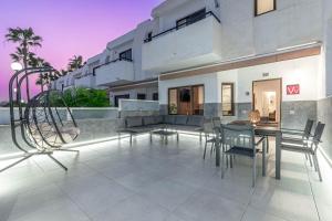 Apartment with heated pool and sea view