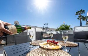 Apartment with heated pool and sea view