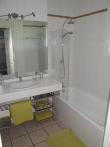 Appartements Appt vue golf dans residence avec piscine : photos des chambres