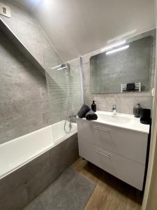 Appartements Le Saint-Maimboeuf-Au calme dans une residence privee-Parking gratuit : photos des chambres