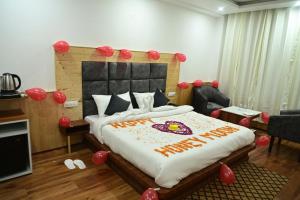 !!! Hotel The Nirvana Hills By Hotel Manu !!! A Luxury Stay With Mountain View!!!Couple Friendly!!! Balcony Rooms!!!Open Terrace With 360 View!!!