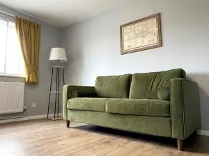 London Living in Zone 2 with Free Parking - London