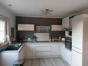 Une chambre privée au sein dune villa à la campagne